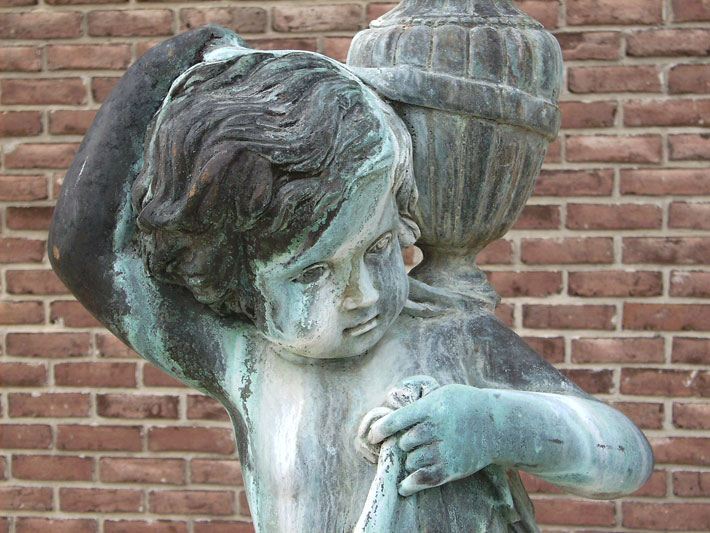 statue